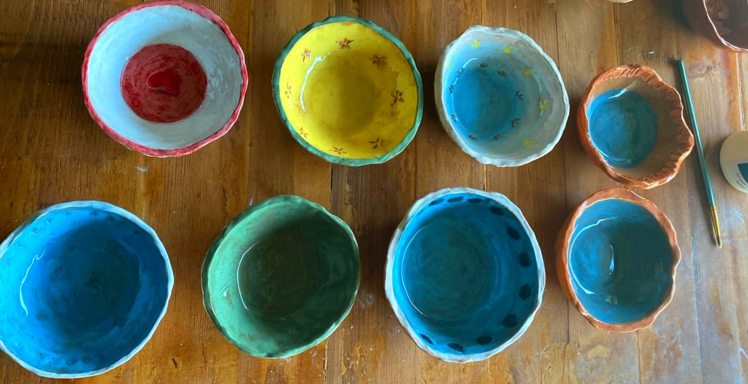 Vasetti di ceramica prodotti durante un laboratorio del Centro diurno