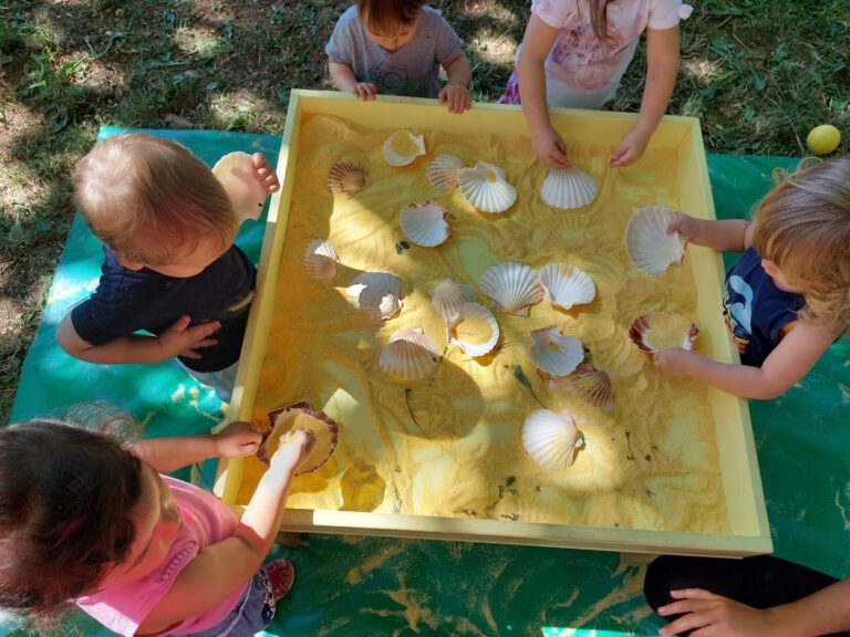 Bambini giocano con le conchiglie