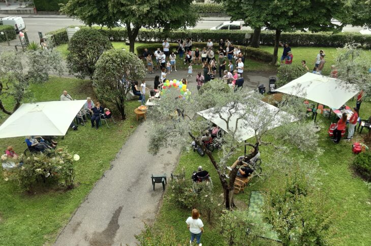 Festa per la fine dell'anno scolastico dell'asilo in giardino