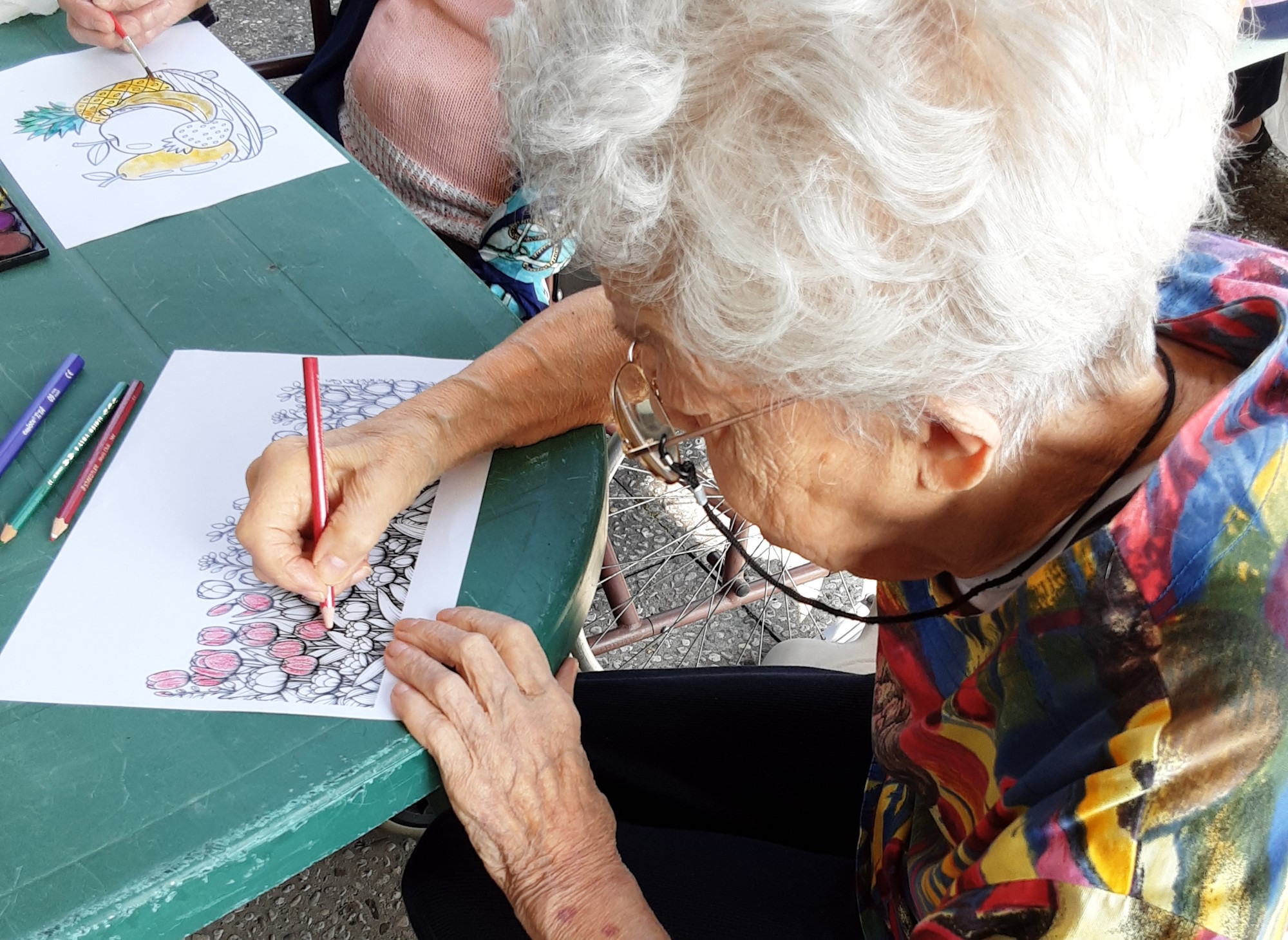 Ospite che disegna in terrazza
