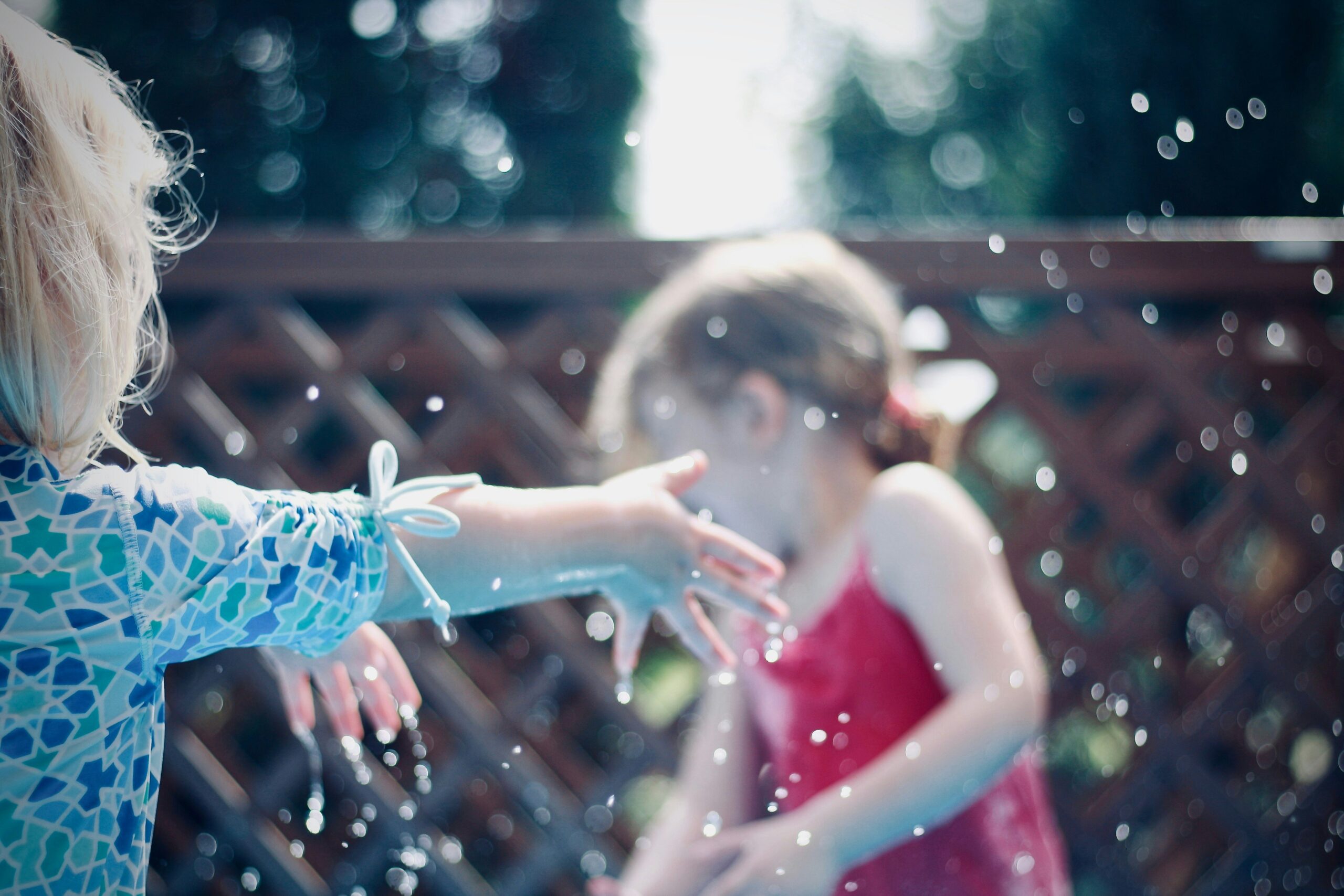 Bambini che giocano con l'acqua