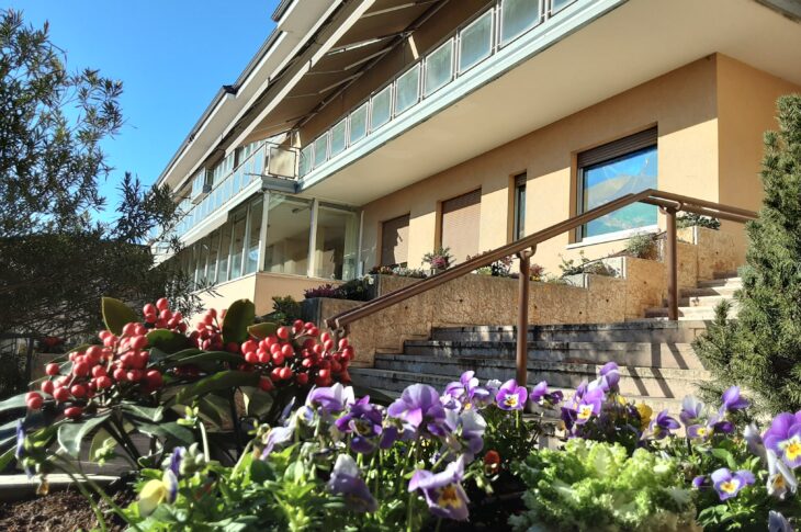 Foto aiuola davanti l'entrata della casa di riposo